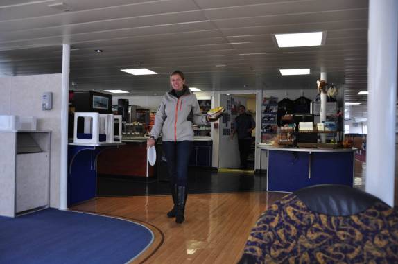 Hora do lanche no ferry na Inside Passage, entre Junau e Sitka, no sudeste do Alaska